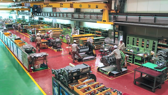 생산라인에 종류별로 놓인 가공 부품 500여개를 조립해야 하나의 엔진이 만들어진다. 사진제공=STX엔진