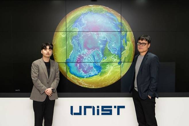 연구진, 이명인 교수(우측)과 김기욱 연구원. UNIST 제공