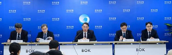 한국은행은 26일 장정수 부총재보 주재(사진 가운데)로 금융안정상황 설명회를 진행했다. 연합뉴스