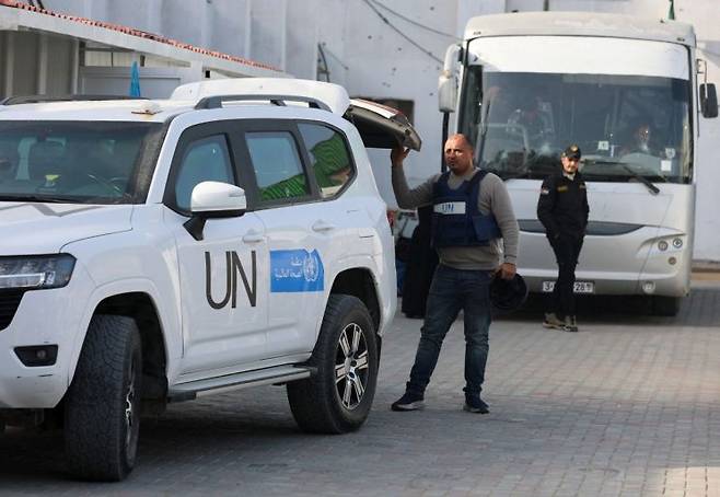 앞서 유엔은 과거 보고서를 통해 "팔레스타인 아동들이 체포 과정에서 과도한 물리력과 협박에 노출되고 있다"고 지적하며, 국제 인도법 준수를 촉구한 바 있다. 로이터연합뉴스