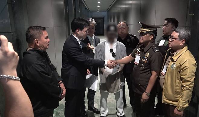 24일 필리핀 클라크 공항에서 법무부 국제형사과 검사가 필리핀 측으로부터 '마약왕' 박왕열의 신병을 인수 하기에 앞서 신병인수서에 상호간 서명한 뒤 사본을 교부 받고 있다. /법무부, 연합뉴스