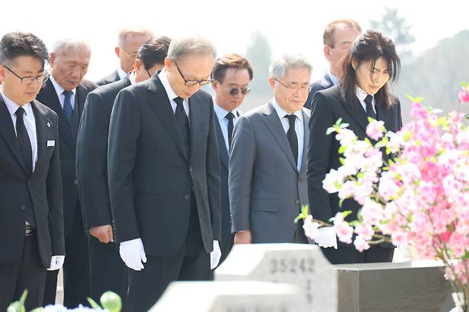 이명박 전 대통령이 26일 국립대전현충원 천안함 46용사 묘역을 찾아 헌화한 후 묵념하고 있다. 연합뉴스