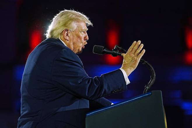 도널드 트럼프 미국 대통령이 25일(현지 시간) 워싱턴에서 열린 공화당 전국의회위원회(NRCC) 행사에서 “이란이 미국과의 합의를 원하지만 (협상을 반대하는 강경 보수파) 자국민에게 살해당할까 봐 감히 그렇게 말하지 못한다”고 주장했다. 워싱턴=AP/뉴시스