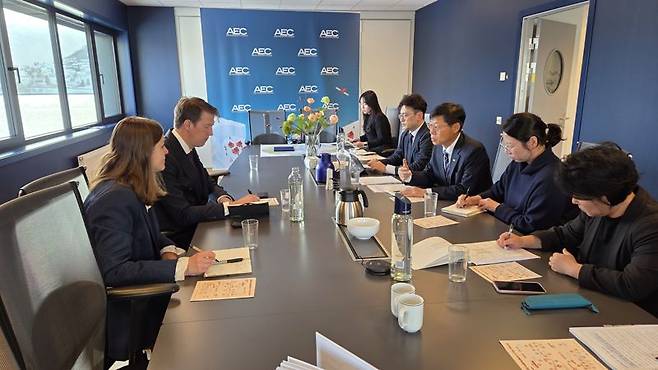 송상근 부산항만공사 사장(오른쪽 세 번째)이 북극경제이사회(AEC)를 방문해 관계자들과 북극권 협력 네트워크 확대 및 물류 협력방안에 대해 논의하고 있다. BPA 제공