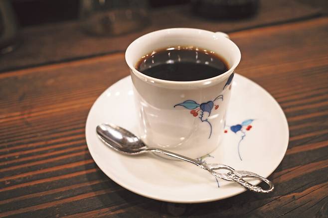 600개가 넘는 컵이 진열된 도쿄 깃사텐 ‘자테이 하토’의 커피. 알에치코리아 제공