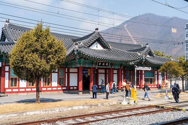 영월역 풍경. '여행가는 봄' 기간 영월 같은 인구감소지역을 열차로 방문해 여행할 경우, 운임 전액을 코레일 할인 쿠폰으로 돌려받을 수 있다. 백종현 기자