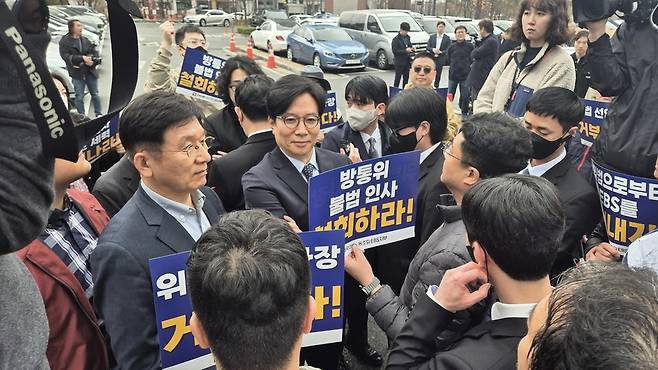 지난해 3월27일 신동호 사장(가운데)이 경기 일산 EBS 사옥에 첫 출근하려 했지만, EBS 구성원의 거센 반발로 들어서지 못하는 모습. 당시 방송통신위원회가 ‘2인 체제’ 의결로 신동호 EBS 사장을 임명하자 EBS 직원들이 연일 사장 출근 저지 투쟁을 벌이고, 보직간부 거의 전원이 보직사퇴를 선언하는 등 구성원들의 저항이 거셌다. /박지은 기자