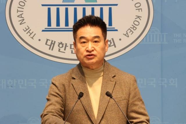 ▲ 원주 출신 최혁진 국회의원은 26일 국회에서 기자회견을 열어 ‘지방대학 및 지역균형인재 육성에 관한 법률 일부개정안’을 대표발의했다고 밝혔다. 개정안에는 지방 공공기관 및 의대·로스쿨 등의 지여긴재 50% 이상 채용 의무화, ‘10년 의무근무제’ 도입 방안 등을 담았다. 의원실 제공.