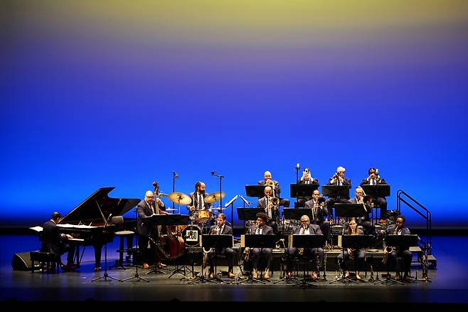 지난 25일 서울 강서구 LG아트센터 LG시그니처 홀에서 윈튼 마살리스와 재즈 앳 링컨센터 오케스트라 멤버들이 공연을 선보이고 있다. LG아트센터 제공