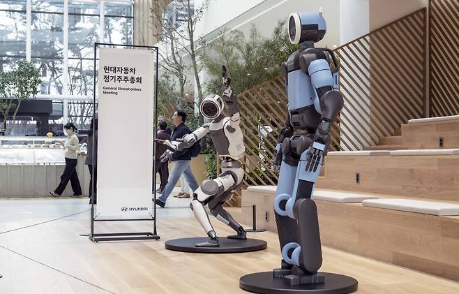 주주들 맞는 로봇 보스턴다이내믹스의 ‘차세대 전동식 아틀라스’ 비구동 모델이 26일 정기주주총회가 열리는 서울 서초구 양재동 현대자동차 본사사옥 앞에 전시돼 있다. 현대차 제공