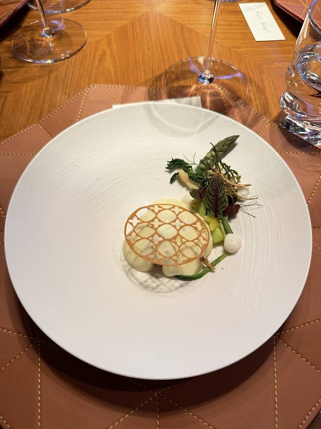 Green asparagus, spring vegetables, comte (Hong Yoo/The Korea Herald)