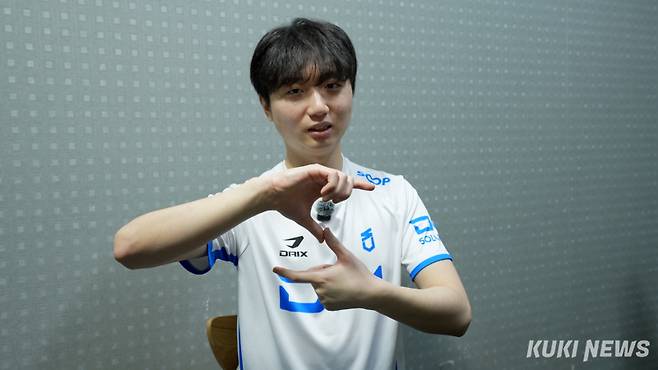 ‘두두’ 이동주가 23일 서울 강남구 DN 수퍼스 사옥에서 쿠키뉴스와 인터뷰를 마친 뒤 SOOP의 ‘S’자를 표현하며 사진 촬영에 임하고 있다. 김영건 기자