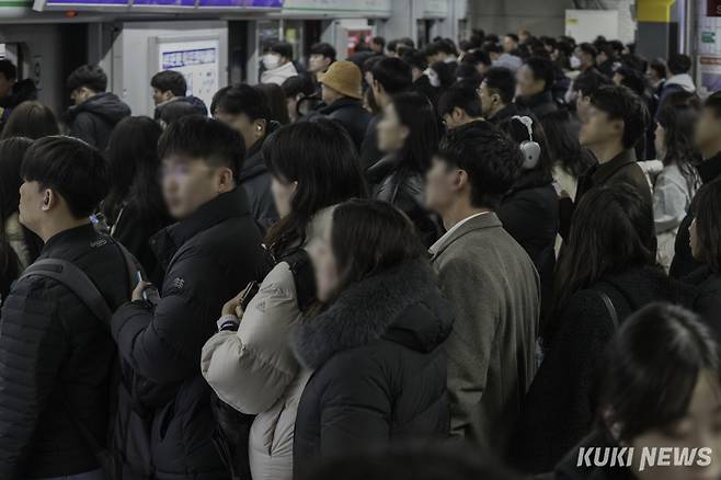 지난 2024년 서울 구로구 신도림역에서 시민들이 출근하기 위해 지하철을 기다리고 있다. 쿠키뉴스 자료사진