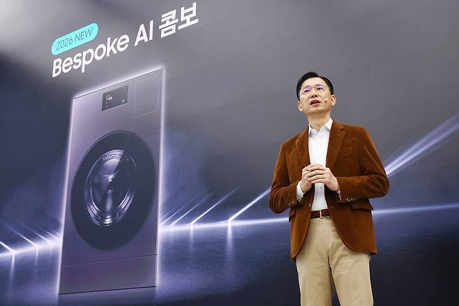 임성택 삼성전자 한국총괄 부사장이 26일 서울 강남구 삼성 강남에서 열린 2026년형 일체형 세탁건조기 '비스포크 AI 콤보' 신제품 미디어데이에서 제품을 소개하고 있다. 연합뉴스