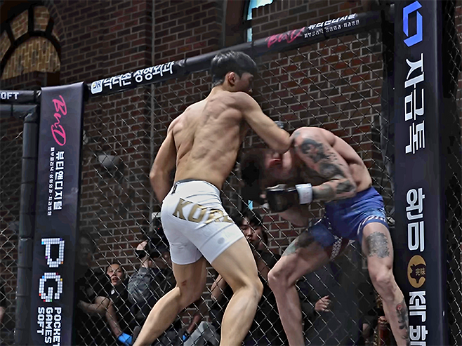 미국팀 레이크 지가 2026년 3월 경기도 오산시 종합격투기 국가대항전 ‘블랙컵’ 준준결승 밴텀급 경기에서 대한민국 알파 ‘리바이’ 김유찬의 공격을 피하고 있다. 블랙컵 첫 시즌은 유튜브 채널 ‘블랙컴뱃’ 유료 멤버십 단독 생중계다. 사진=이데아 파라곤