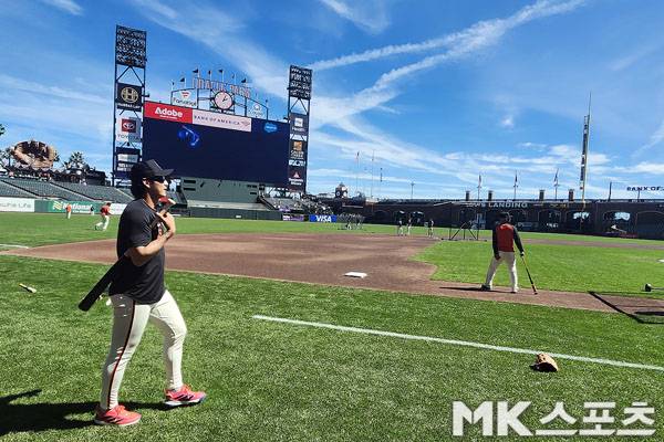 이정후가 타격 훈련을 위해 필드로 나서고 있다. 사진(美 샌프란시스코)= 김재호 특파원