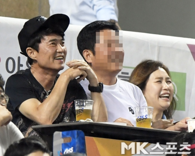 홍서범, 조갑경 부부가 아들 홍 씨의 이혼을 둘러싼 충격적인 폭로전으로 인해 데뷔 이래 최대 위기를 맞았다. 사진=김재현 기자