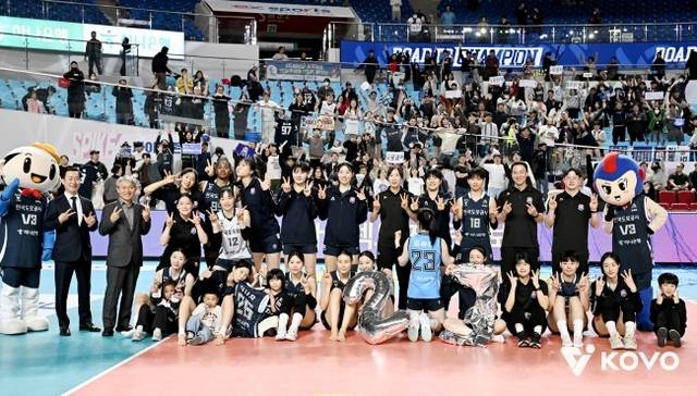 V리그 여자부 한국도로공사는 챔피언결정전을 앞두고 김종민 감독과 계약 만료를 이유로 감독대행 체제를 선언했다. KOVO 제공