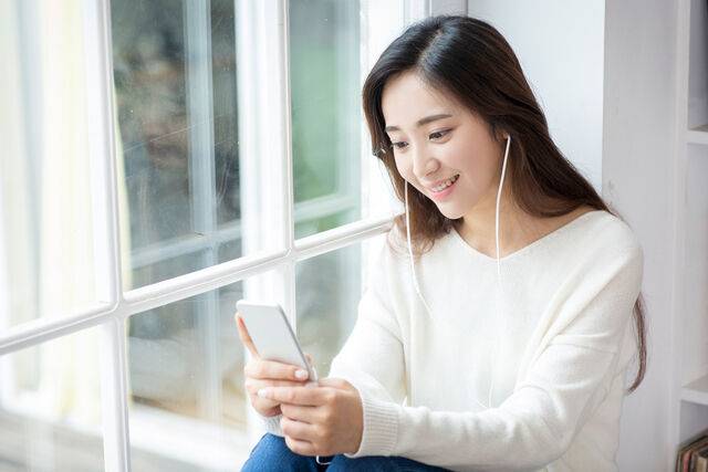 이어폰을 사용할 때는 음량은 최대치의 60% 이하로 유지하고, 1시간마다 10~20분은 귀를 쉬게 하는게 좋다. 사진은 기사의 특정 사실과 관련 없음. 클립아트코리아