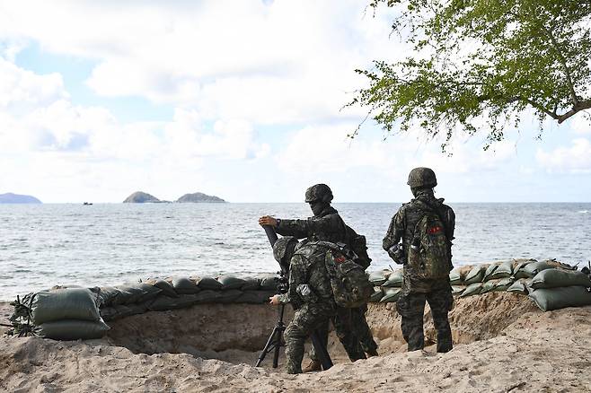 지난 2월 해병대 장병들이 태국 핫야오 해안에서 대상륙작전 임무 수행 간 박격포 사격을 준비하는 모습. 사진= 뉴스1