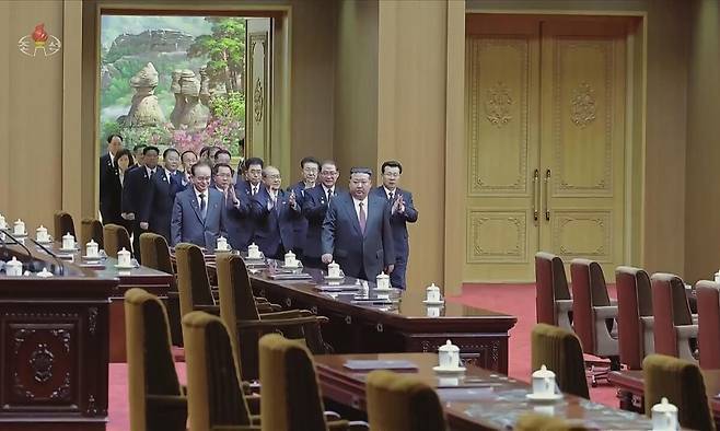 김정은 북한 국무위원장이 23일 평양의사당에서 최고인민회의 제15기 1차회의 2일회의 참석을 위해 평양의사당으로 걸어 들어오고 있다. 조선중앙TV·뉴시스