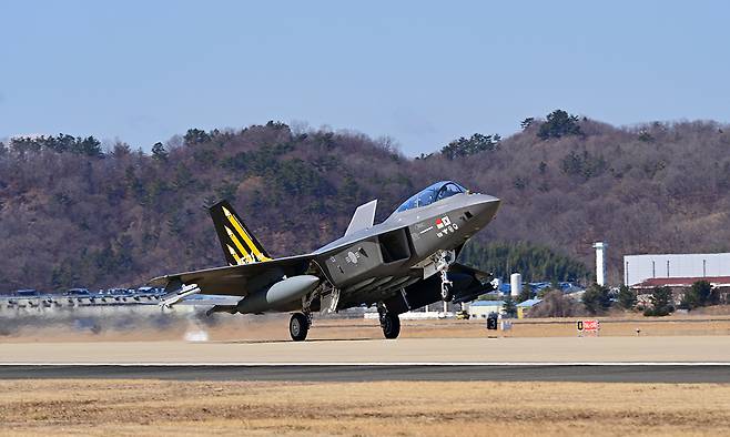 KF-21 시제기가 활주로에서 이륙하고 있다. 세계일보 자료사진