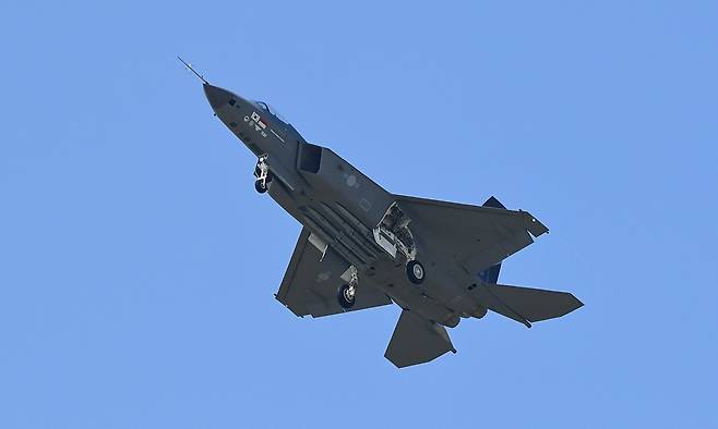 KF-21 시제기가 미티어 장거리 공대공미사일 모의탄을 장착한 채 이륙하고 있다. 세계일보 자료사진