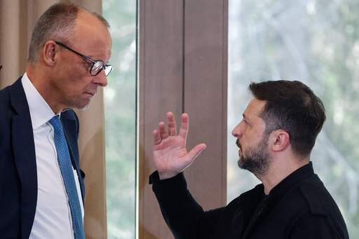 2025년 6월 캐나다에서 열린 주요 7개국(G7) 정상회의에 참석한 프리드리히 메르츠 독일 총리(왼쪽)가 볼로디미르 젤렌스키 우크라이나 대통령과 대화하고 있다. 메르츠는 야당 대표 시절만 해도 “우크라이나에 타우러스 미사일을 내줄 것”이라고 공언했으나 총리 취임 후 입장을 바꿨다. AFP연합뉴스