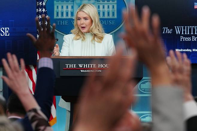 캐럴라인 레빗 백악관 대변인이 25일(현지 시간) 백악관에서 열린 정례브리핑에서 기자들의 질문을 받고 있다. AP연합뉴스