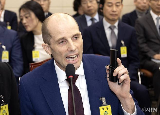 지난해 12월30일, 국회 청문회에서 해럴드 로저스 쿠팡 대표이사가 통역기를 이용하라는 요구에 항의하고 있다. ⓒ시사IN 조남진