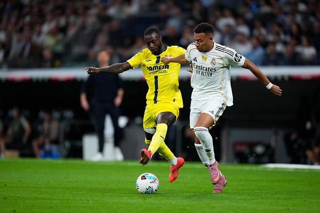 코트디부아르는 28일(한국시간) 영국 밀턴킨스서 열릴 한국과 평가전서 윙포워드 페페(왼쪽) 살리기에 나설 계획이다. AP뉴시스