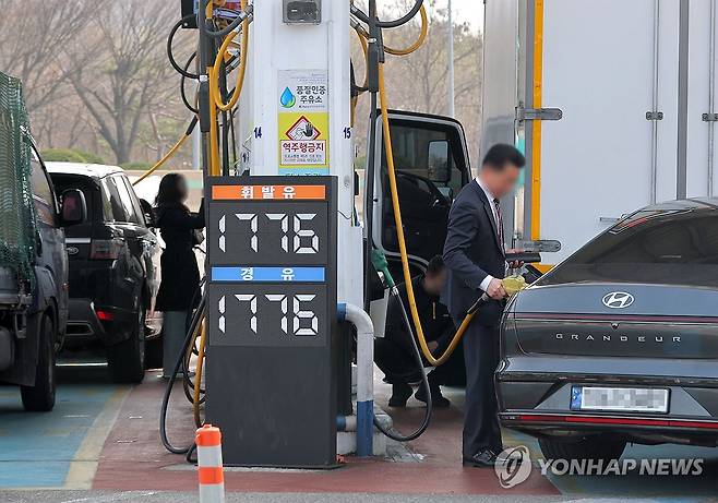 2차 석유 최고가격제 발표 앞두고 유가 상황은? (서울=연합뉴스) 류영석 기자 = 2차 석유 최고가격제 발표를 하루 앞둔 26일 서울 서초구 만남의광장 주유소에서 시민들이 주유를 하고 있다.
이날 유가정보시스템 오피넷에 따르면 오전 9시 기준 전국 주유소 평균 휘발유 가격은 L당 1천819.1원으로 전날보다 0.1원 올랐다. 경유 가격은 같은 시각 1천815.1원으로 0.1원 하락했다. 2026.3.26 ondol@yna.co.kr