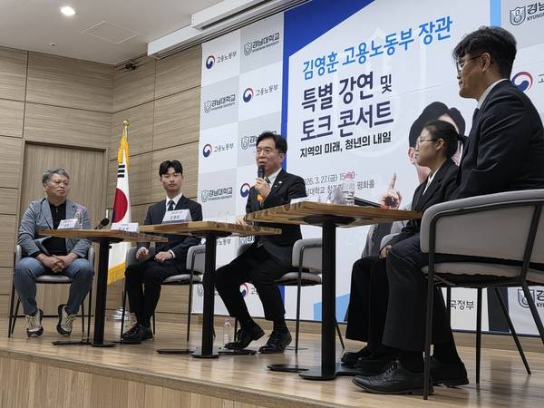 김영훈 고용노동부 장관이 재학생들과 함께하는 토크콘서트에서 발언하고 있다. /최석환 기자