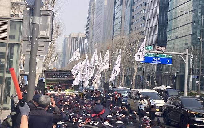27일 서울 삼성동 BGF리테일 본사 앞에서 화물연대 소속 화물차 기사들이 단체교섭에 응할 것을 촉구하는 대규모 결의 대회를 열었다.
