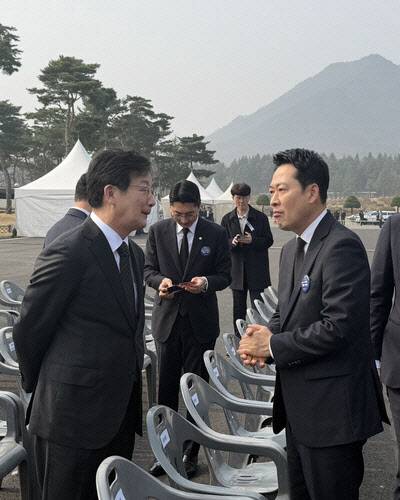 27일 국립대전현충원에서 열린 서해수호의날 기념식 이후 국민의힘 장동혁 대표가 유승민 전 의원과 조우해 대화하고 있다. (사진=독자제공 연합뉴스)
