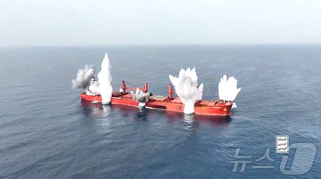 8일(현지시간) 예멘 후티 반군의 후티 미디어센터가 공개한 영상에서, 그리스 선사 소유 라이베리아 선적 화물선 '매직 시즈'로 추정되는 선박에서 연기와 물기둥이 솟아오르는 모습. 2025.07.08. ⓒ 로이터=뉴스1