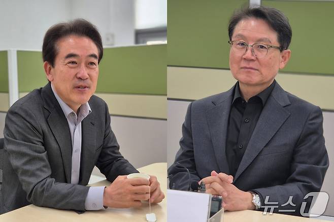 윤희근 전 경찰청장과 윤갑근 변호사가 27일 충북도청을 찾아 충북지사 선거와 관련한 입장을 밝히고 있다.