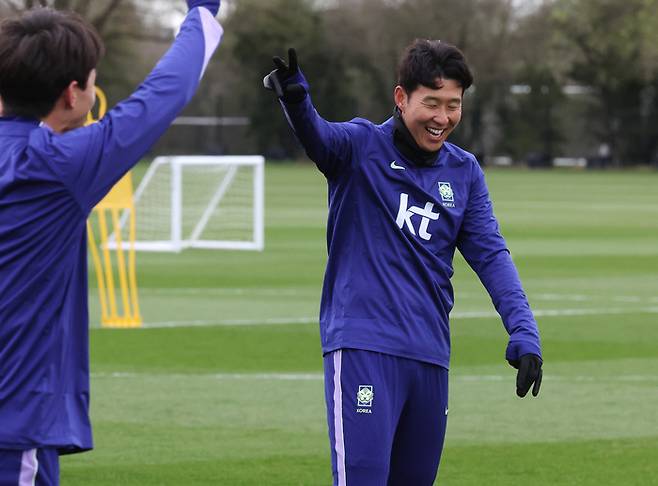 코트디부아르전을 앞둔 한국 축구 국가대표팀의 손흥민이 팀동료들과 훈련 중 웃고 있다. 사진 | 밀턴 케인즈=연합뉴스