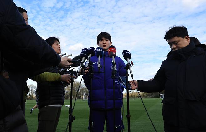 코트디부아르전을 앞둔 한국 축구 국가대표팀의 김진규가 취재진과 인터뷰하고 있다. 사진 | 밀턴 케인즈=연합뉴스
