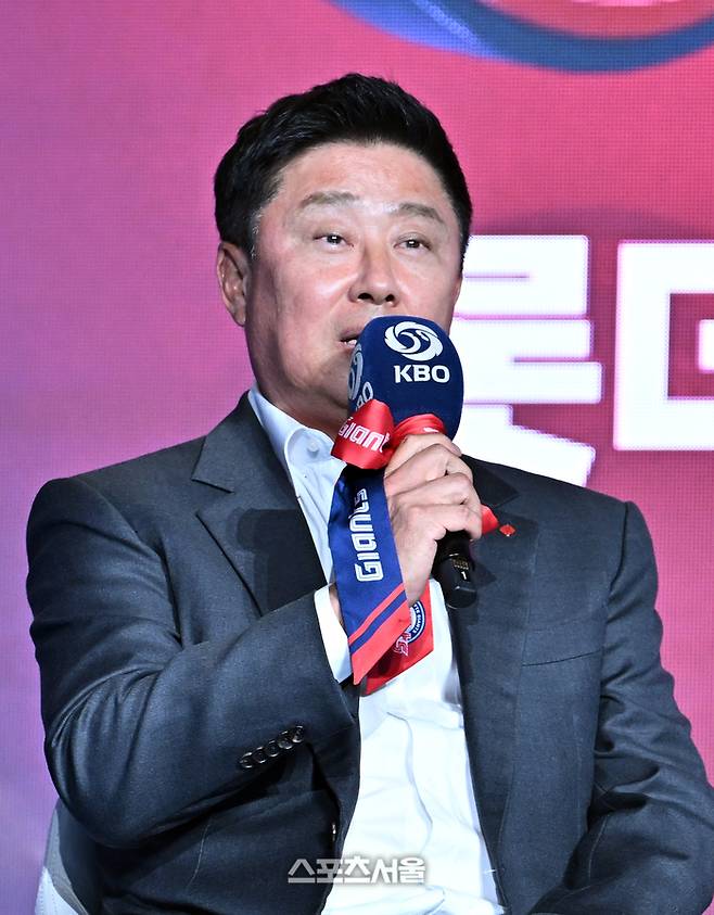 롯데 김태형 감독이 26일 서울 송파구 롯데호텔 월드에서 진행된 2026 KBO 미디어데이 행사에서 사회자의 질문에 답을 하고 있다. 2026. 3. 26. 박진업 기자 upandup@sportsseoul.com