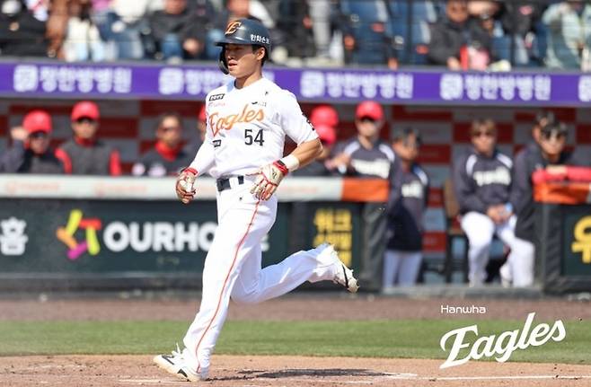 한화 오재원이 20일 대전 한화생명 볼파크에서 열린 2026 KBO리그 시범경기 KIA전에서 출루한 후 득점에 성공하고 있다. 사진 | 한화 이글스