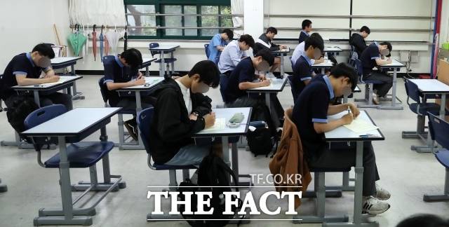 27일 정부는 과도한 입시 경쟁 등으로 고통받는 아동·청소년들의 정신건강 문제 지원을 강화한다. 정서·행동 특성검사와 마음EASY 검사를 확대하고 상담을 강화한다. 이를 위해 전문상담인력의 모든 학교로 확대 배치한다. 또한 자살 시도자에 대한 긴급개입을 강화한다. 자살긴급정보 24시간 모니터링과 긴급 사례관리 강화를 위한 정신응급·자살응급 긴급대응체계 모형을 개발하고, 응급실 기반 사례관리 체계를 강화한다. 사진은 2024학년도 수능 대비 7월 전국연합학력평가가 시행된 2023년 7월 11일 서울 종로구 경복고등학교 수험생들. /사진공동취재단