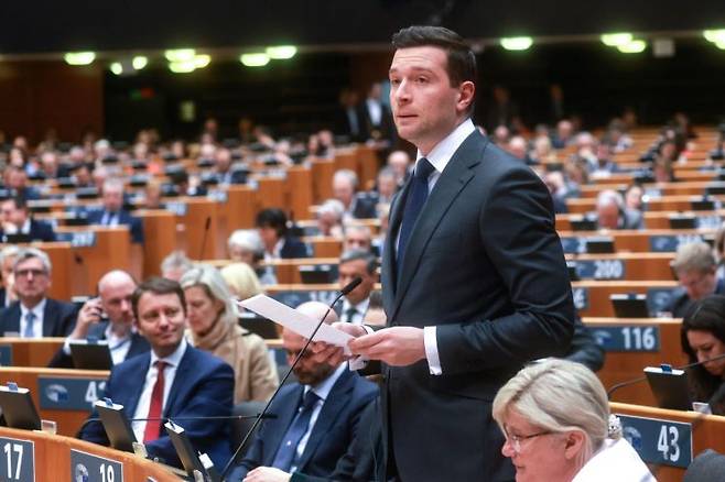 25일(현지시간) 벨기에 브뤼셀에서 열린 유럽의회 본회의 모습. '유럽을 위한 애국자(Patriots for Europe)' 그룹 의장이자 유럽의회 의원(MEP)인 조르당 바르델라가 EU의 에너지 안보, 독립 및 공급에 관한 토론 중 발언하고 있다. EPA연합뉴스