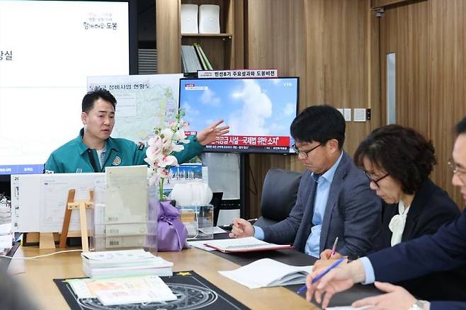 오언석 도봉구청장이 지난 23일 구청장실에서 ‘비상경제대책회의’를 주재하고 있다. 도봉구 제공.