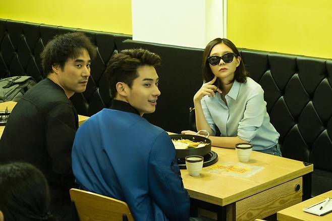 영화 '끝장수사'의 두 형사는 집념이 강한 검사(이솜) 덕분에 수사의 힘을 얻습니다. 알고보면 신참 형사와 구면이었던 검사는 후반부 사건 해결에 결정적인 도움도 줍니다. 지극히 영화적이 설정이긴 한데 뭐 어떻겠어요. 영화잖아요./에이스메이커무비웍스