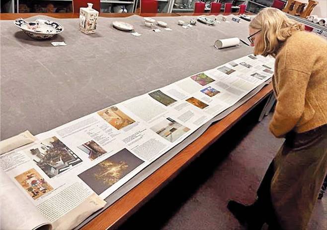 이달 초 영국 애슈몰린 박물관 수장고에서 셸라 베인커 옥스퍼드대 교수가 이진준 KAIST 교수의 박사 학위 논문을 살펴보고 있다. 이 교수는 옥스퍼드대에서 2년 6개월 만에 박사가 됐다./KAIST