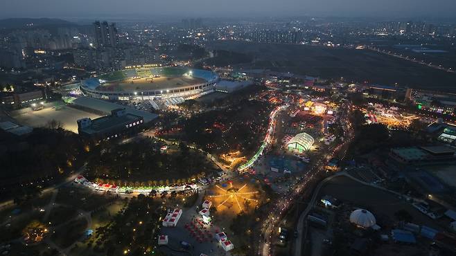 2026 논산딸기축제장 야경. 정종만 기자