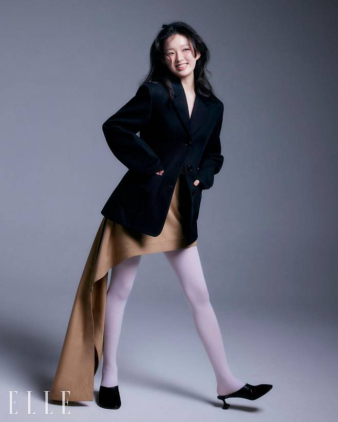 재킷과 랩 스타일의 스커트, 슈즈는 모두 Loewe.