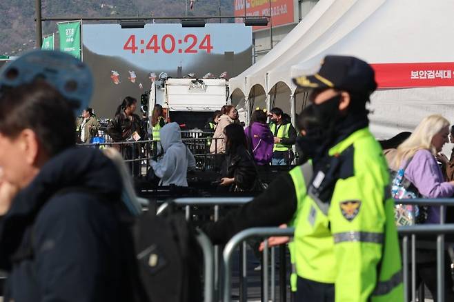 방탄소년단(BTS) 컴백 공연 당일인 지난 21일 서울 종로구 광화문광장에서 팬들이 자리로 입장하고 있다. /사진=뉴시스