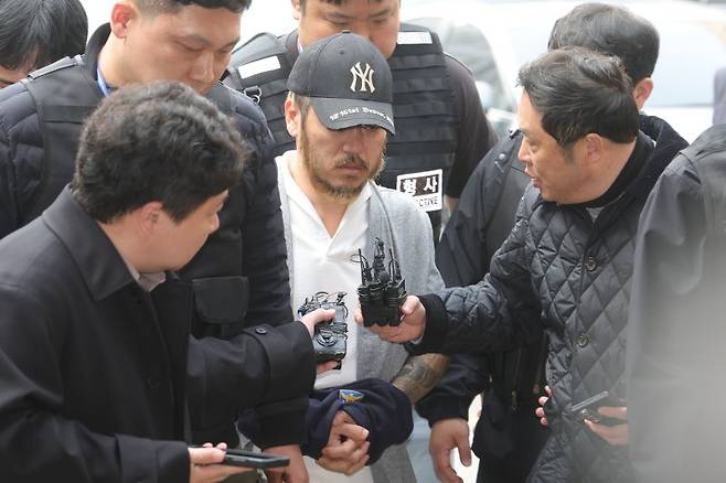 이른바 '텔레그램 마약왕' 박왕열이 27일 오전 경기도 의정부시 가능동 의정부지방법원에서 구속 전 피의자 심문을 위해 법정으로 이동하고 있다. 연합뉴스